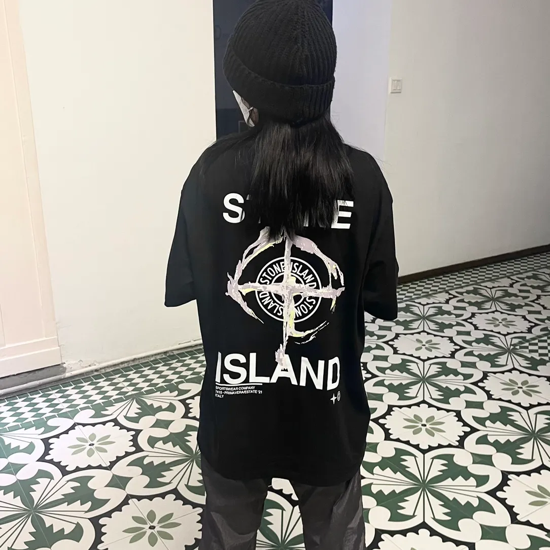 W620#P110💰 [Stone lsland/Stone Island summer new short-sleeved T-shirt with ruins compass print on the back] ⚠️[Original creation with high control of details] - Made of 260g combed cotton 32-count double yarn, soft and comfortable to the touch, sweat-absorbent and breathable. - Simple basic and versatile style, original single quality, the first choice for couples. - Made in a large factory, four needles and five threads on the shoulder, neat alignment, high quality workmanship. - Same style for men and women. Very versatile, one piece for everyone, details are clearly visible. Color: Black White Size: M L